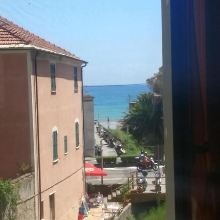 House Of Fly With Sea View, Front The Beach Savona Esterno foto